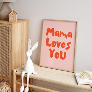 Impresión infantil colorida, arte mural infantil, "Mamá te ama", afirmación positiva, decoración bonita para el cuarto de juegos, dormitorio genial para niñas, buenas vibras