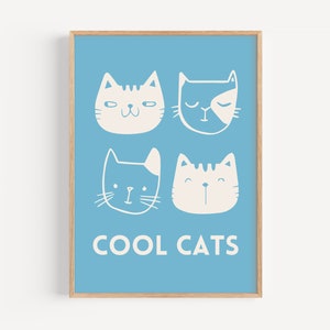 Puede incluir: Un póster azul con cuatro caras de gato blancas y el texto "COOL CATS" en blanco.