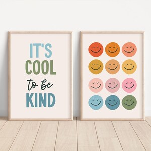 Set aus zwei Prints, Kinderwanddekor, Cool to Be Kind-Zitat, Positive Spielzimmerkunst, Regenbogen-Smile-Gesicht, trendiges Retro-Poster, blaues Jungen-Schlafzimmer