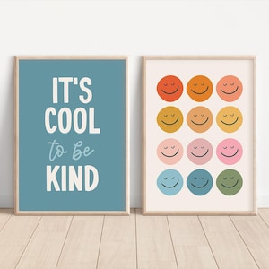 Niedliches Print-Set, Kinderwanddekor, Cool to Be Kind-Zitat, Positive Spielzimmerkunst, Regenbogen-Lächeln-Gesicht, trendiges Retro-Poster, blaues Jungen-Schlafzimmer