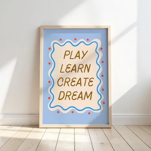 Inspirierendes Spielzimmer Poster - Süße Kinder Wandkunst - Cottagecore Dekor - Skurriles Poster für Schlafzimmer oder Kinderzimmer - Spielen, Lernen, Kreieren und Träumen