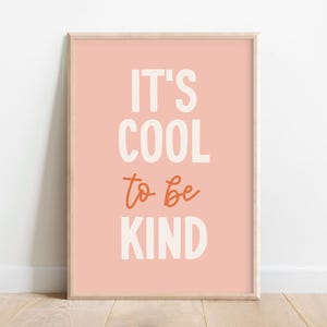 Póster rosa melocotón, decoración de pared para niños, es genial ser amable, arte positivo para la sala de juegos, dormitorio de niñas en tonos pastel, póster retro de moda, afirmación adorable