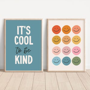Niedliches Print-Set, Kinderwanddekor, Cool to Be Kind-Zitat, Positive Spielzimmerkunst, Regenbogen-Lächeln-Gesicht, trendiges Retro-Poster, blaues Jungen-Schlafzimmer