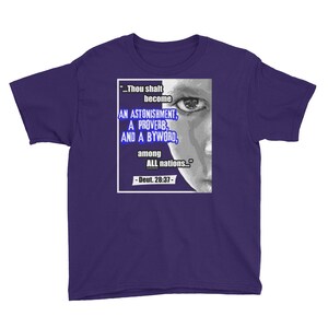 Puede incluir: Camiseta morada para jóvenes con una imagen en blanco y negro de un ojo y una cita en texto azul que dice: "...Tú serás un ASOMBRO un PROVERBIO y un REFRÁN, entre TODAS las naciones..." -Deut. 28:37-