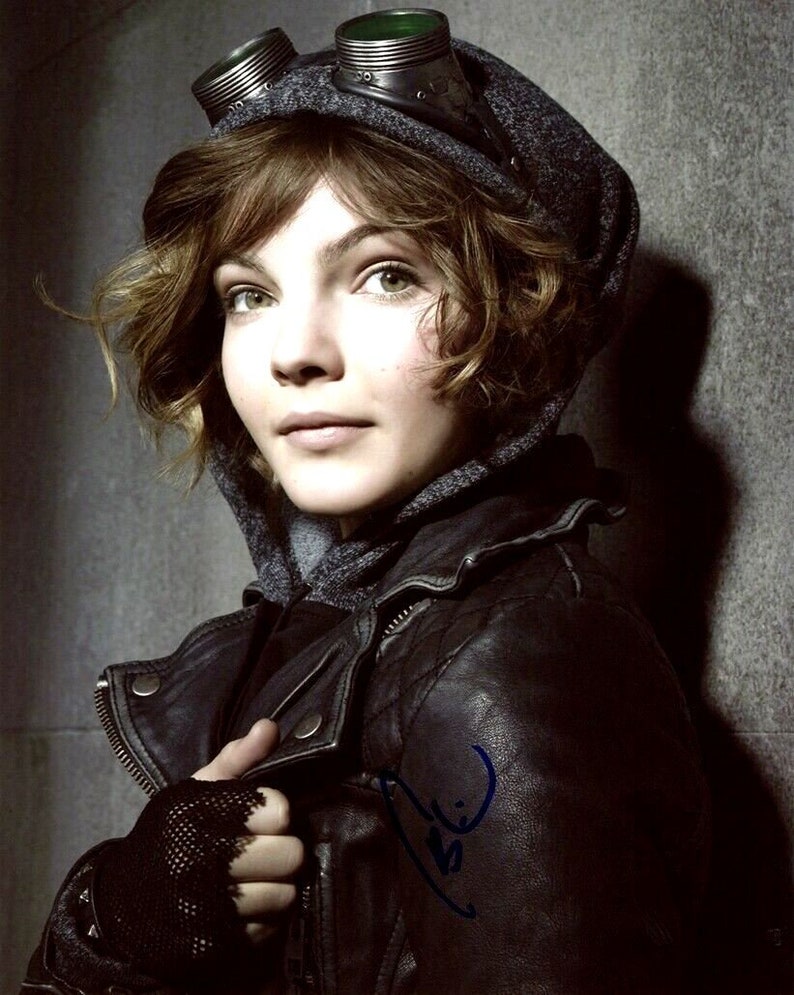 Set Of 10 Glossy Photographic Prints 6 x 4 Camren Bicondova Catwoman Gotham