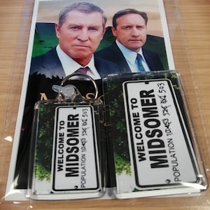 Midseimer Murders Geschenk Set - Print , Kühlschrankmagnet & doppelseitiger Schlüsselring