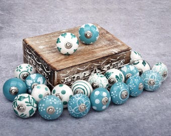 Boutons bleu turquoise : poignées bleu océan avec pois, fleur, lanières, coeurs, feuilles.