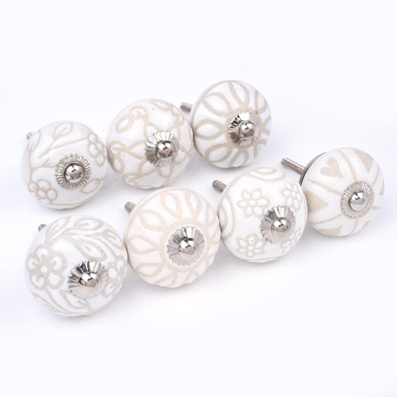 Assorted White Ceramic Cabinet Knobs with Beige Floral and Geometric Patterns (Set of 6) Bild 2