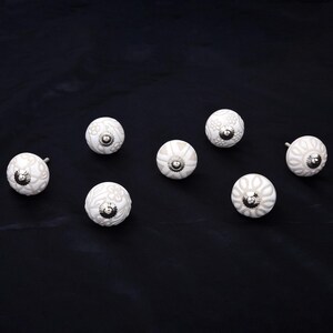 Assorted White Ceramic Cabinet Knobs with Beige Floral and Geometric Patterns (Set of 6) Bild 3