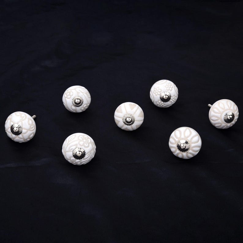 Assorted White Ceramic Cabinet Knobs with Beige Floral and Geometric Patterns (Set of 6) Bild 3