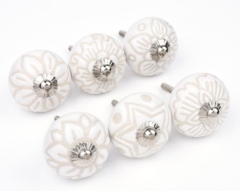 6 Stück weiße Keramik Möbel Knöpfe mit beigen Blumen & Mandala Muster (Set)