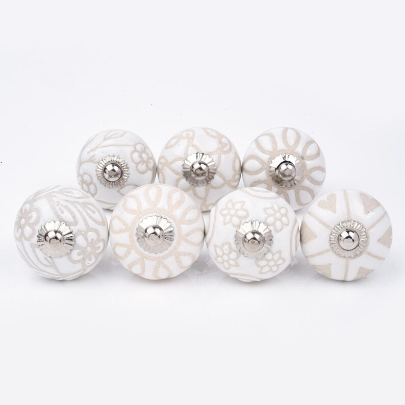 Assorted White Ceramic Cabinet Knobs with Beige Floral and Geometric Patterns (Set of 6) Bild 1
