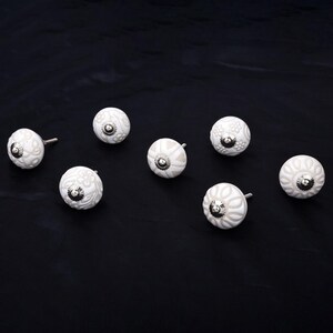 Assorted White Ceramic Cabinet Knobs with Beige Floral and Geometric Patterns (Set of 6) Bild 4