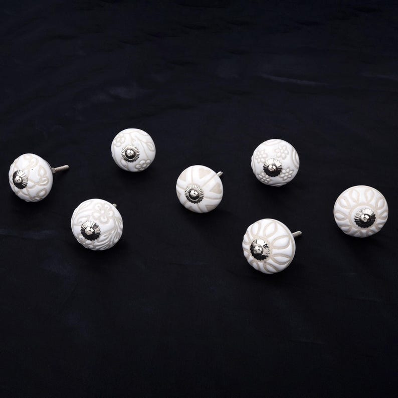 Assorted White Ceramic Cabinet Knobs with Beige Floral and Geometric Patterns (Set of 6) Bild 4