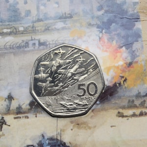 Moneda británica sin circular de cincuenta peniques conmemorativa del 50.º aniversario del desembarco del Día D de 1994