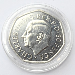 Moneda de cincuenta peniques de 50 peniques del rey Carlos III de 2022 en bolsa sellada