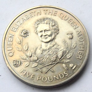 1995 Guernsey 5 Pounds Queen Mum 95th Birthday coin