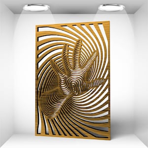 Puede incluir: Arte mural de madera con una mano estilizada extendida, integrada en un patrón de líneas arremolinadas. El diseño está cortado con láser, creando un efecto tridimensional con alternancia de luces y sombras. El marco es de un tono cálido de madera natural.