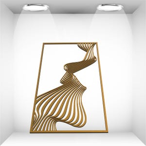 Op de afbeelding: Een goudkleurig, abstract wandkunstwerk met een vloeiend, lintachtig ontwerp in een rechthoekige lijst. Het kunstwerk wordt gepresenteerd in een witte, verlichte galerijsetting.