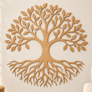 Puede incluir: Una pieza de arte mural circular hecha de madera de color marrón claro, con un diseño detallado cortado con láser de un árbol con una amplia copa de hojas y raíces intrincadas y extendidas desde el tronco.