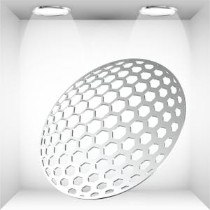 Op de afbeelding: Een zilverkleurig, ovaal object met een honingraatpatroon, gepresenteerd in een witte, verlichte nis. Twee spots benadrukken de textuur en vorm van het object. Het ontwerp is modern en geometrisch, met een focus op het patroon.