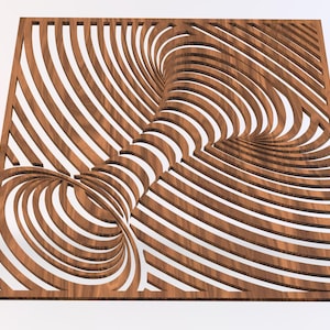 Puede incluir: Una decoración de pared de madera con un patrón geométrico de círculos concéntricos y líneas que crean una ilusión óptica de un vórtice giratorio.