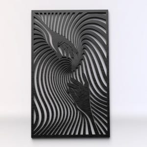 Puede incluir: Arte de pared de madera negra con un patrón de remolino y dos manos que se alcanzan mutuamente.