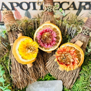 Escoba de bruja, Escoba de Mabon, Escoba de cosecha, Escoba de bruja, Escoba, Escoba purificadora, Escoba purificadora, Escoba mágica, Escoba mágica de bruja, Mabon