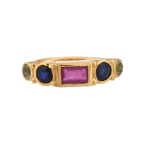 Ring med rubin och safir, peridot, fem stenar, guld- och vermeilguld i sterlingsilver, bezel-infattning, juli-födelsesten