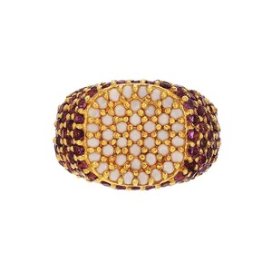 Peut inclure: Une bague en or avec une pierre ovale blanche au centre entourée de petites pierres violettes.