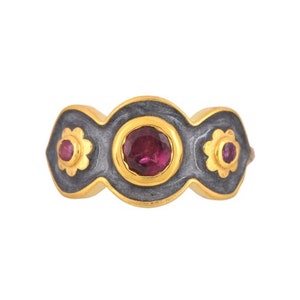 Anillo de turmalina rosa y rubí bañado en oro sobre plata de ley esmaltada