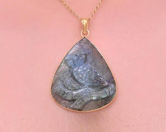 Labradorit-Eulenanhänger | Vogel-Charm aus vergoldetem Sterlingsilber in Zargenfassung