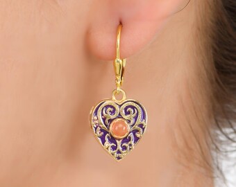 Pendientes colgantes de corazón de cornalina con esmalte morado / Cierre de palanca de latón chapado en oro / Regalo de aniversario