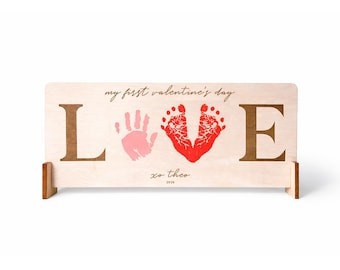 Arte de huellas de bebé para el primer San Valentín / Recuerdo de huellas de manos para San Valentín 2026 / Regalo para bebé recién nacido / Letrero para mi primer San Valentín