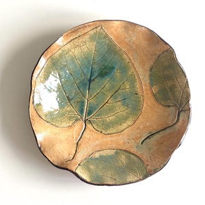 Travessa grande de cerâmica, prato decorativo feito à mão, travessa de grés, presente de boas-vindas, peça de servir exclusiva em cerâmica artesanal, assinada.