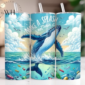 Op de afbeelding: Een blauwe en witte tumbler met een walvis die uit het water springt. De walvis is omringd door plastic flessen en de tekst "Make a splash, not trash".