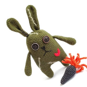 Zombie Häschen aus Plüsch gehäkelt: Gruselige Voodoo Puppe, Halloween Amigurumi