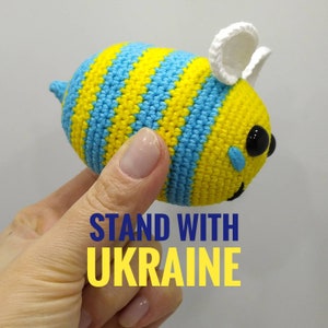 Abeja de peluche de Ucrania, juguete de Ucrania, abeja con la bandera de Ucrania tejida a crochet, abejorro azul y amarillo.