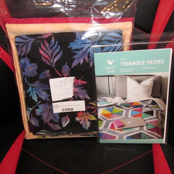 Kit de edredón con triángulos amorosos de Quilty Love Triangle Hexies de Emily Dennis