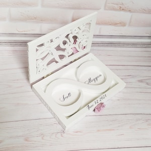 Caja portadora del anillo Caja del anillo de bodas Plata blanca Madera tallada porta anillos elegante Caja de bodas personalizada Símbolo del infinito Amor