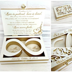 Pode incluir: Caixa de madeira branca para alianças com um design de símbolo de infinito. A caixa é decorada com letras douradas e um coração. A inscrição diz "O amor é paciente, o amor é bondoso. Não é invejoso, não se gaba, não se orgulha. Não se comporta com desonra para com os outros, não é egoísta, não se irrita facilmente. Não leva em conta o mal. O amor não se alegra com a injustiça, mas se alegra com a verdade. Sempre protege, sempre confia, sempre espera, sempre persevera. O amor nunca falha. Mas onde há profetas, eles cessarão; onde há línguas, elas serão silenciadas; onde há conhecimento, ele passará." A caixa também tem a data "Sábado, 19 de outubro de 2019" inscrita nela.