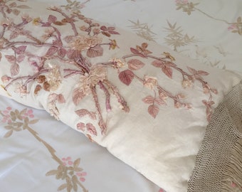 Beau coussin ancien en textile français boudoir édouardien brodé de fleurs XL vers 1920