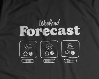 Könnte beinhalten: Schwarzes T-Shirt mit weißem Text "Weekend Forecast" und drei weißen Würfel-Icons, die Freitag, Samstag und Sonntag darstellen.