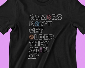Gamer werden nicht älter sie GAIN XP - Brettspiele RPG Nerdy Geek Funny Humor D20 - Kurzärmeliges Unisex T-Shirt