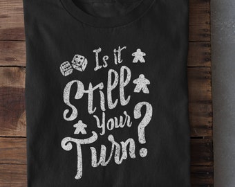Ist sie noch an der Reihe?  | Geschenk für den Brettspiel liebhaber in deinem Leben - Fun, Distressed, Würfel, Meeple - Kurzärmeliges Unisex T-Shirt