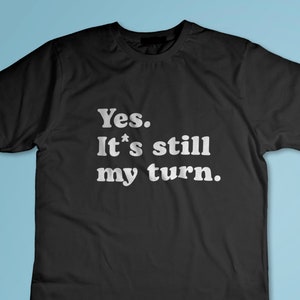 Oui. C&#39;est toujours mon tour. Chemise drôle de jeu de société avec Meeple pour le joueur qui prend son temps | T-shirt unisexe à manches courtes
