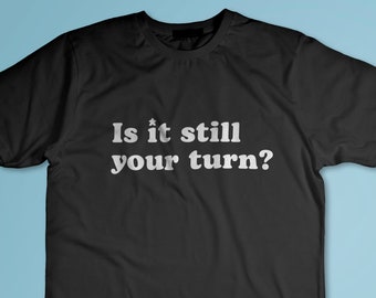 C'est encore ton tour ? Chemise drôle de jeu de société avec un design meeple pour le joueur impatient | T-shirt unisexe à manches courtes