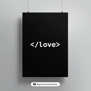 Könnte beinhalten: Ein schwarzes Poster mit weißem Text, der "</love>" lautet, hängt an einer weißen Wand.