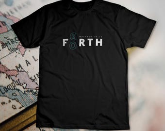 Allez de l'avant – Matthieu 28:19 T-shirt de voyage missionnaire | T-shirt Christian pour le service et la sensibilisation T-shirt classique unisexe