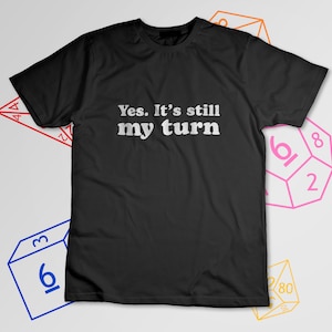 Oui. C&#39;est encore mon tour. Texte aligné au centre - Tee-shirt Funny Board Game avec Meeple le joueur qui prend son temps T-shirt unisexe à manches courtes